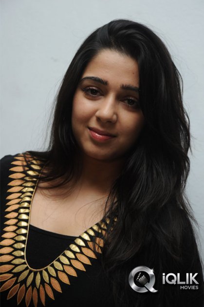 Charmi-at-Pratighatana-Trailer-Launch